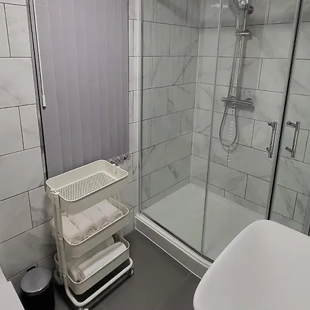 Kepler Modern 4 Bedroom 1 Mile From Leeds Centre * Leeds (West Yorkshire)
