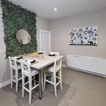 Kepler Modern 4 Bedroom 1 Mile From Leeds Centre